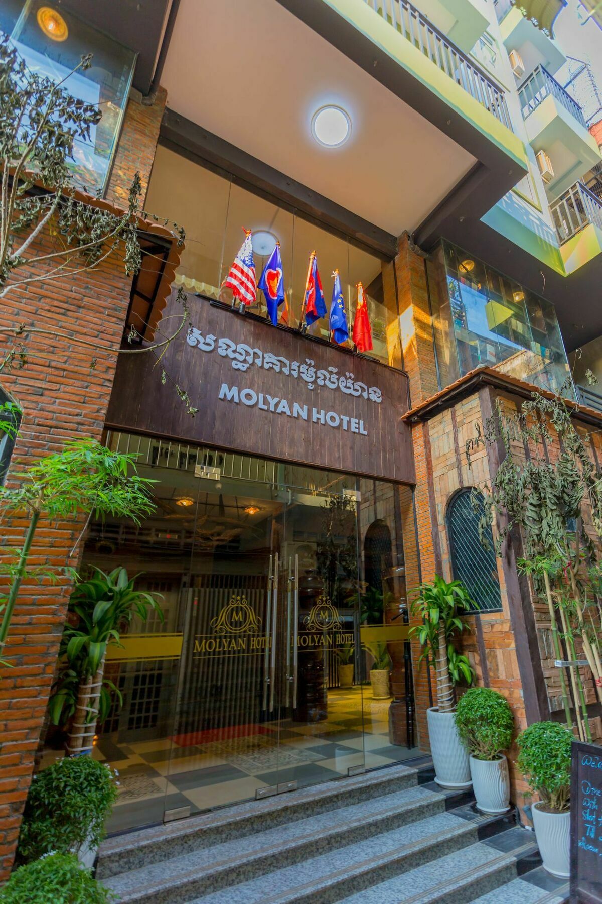 Botum Palace Hotel Phnom Penh Exterior foto