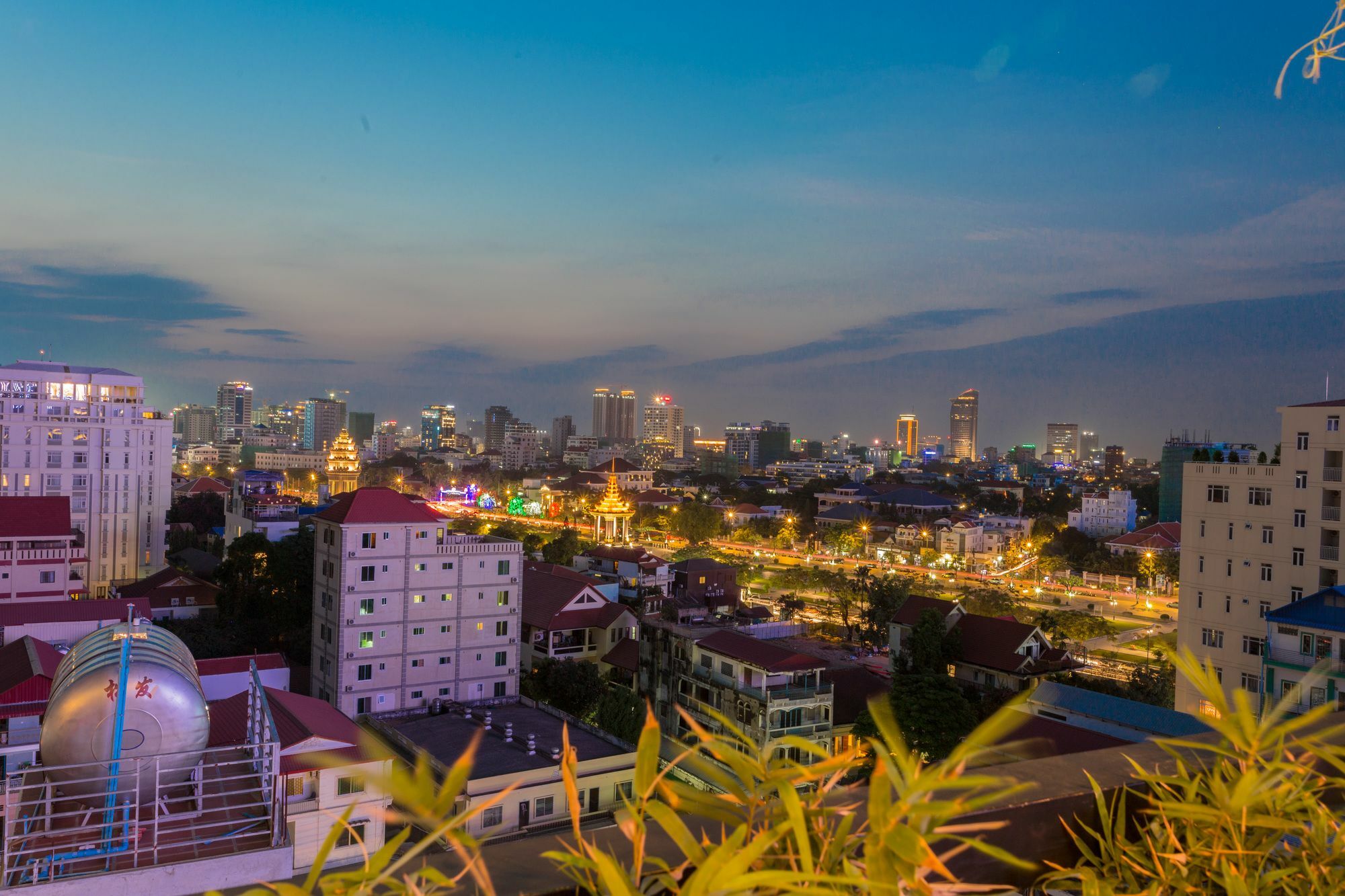 Botum Palace Hotel Phnom Penh Exterior foto