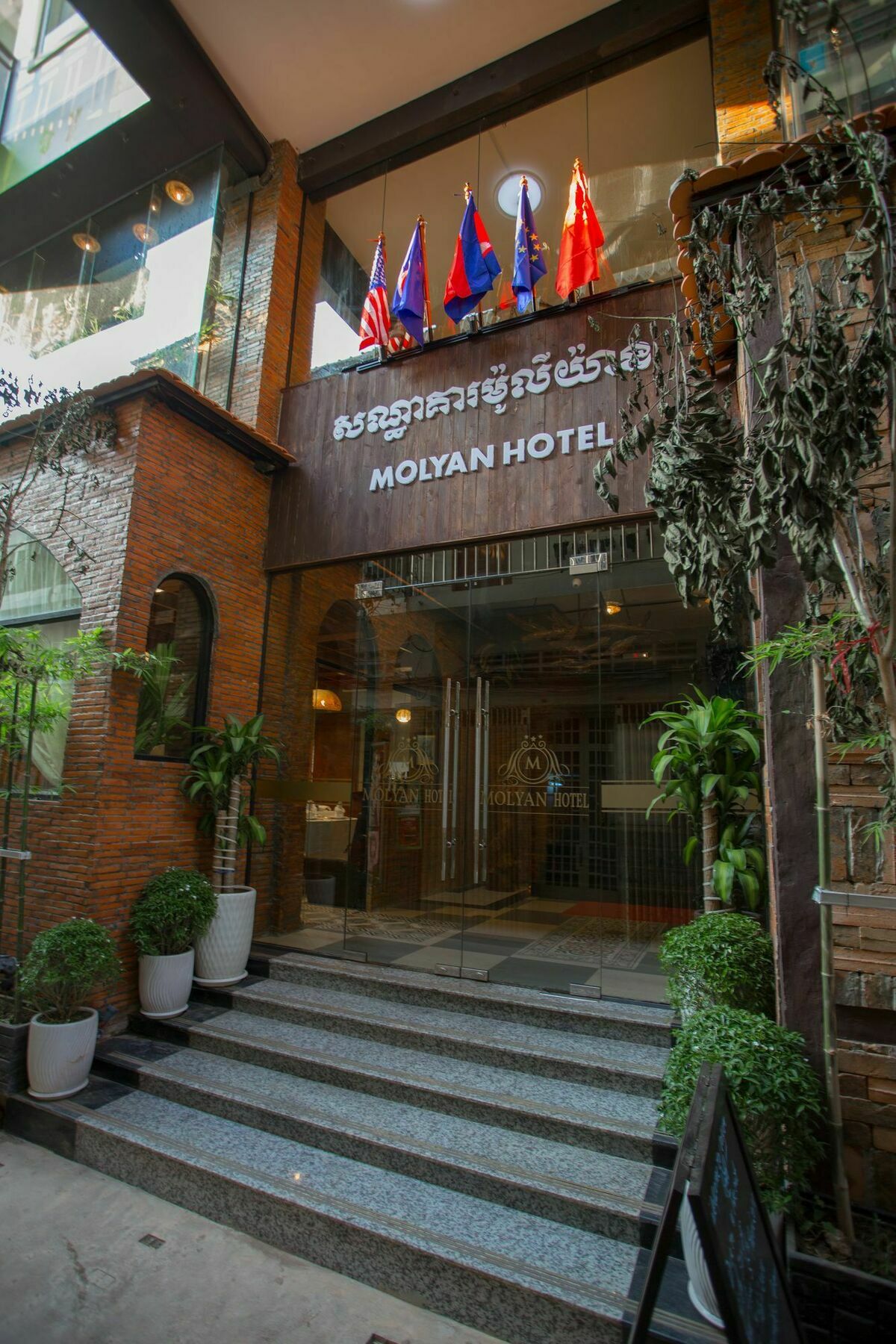 Botum Palace Hotel Phnom Penh Exterior foto